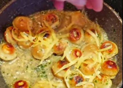 Пельмени с сыром и майонезом на сковороде