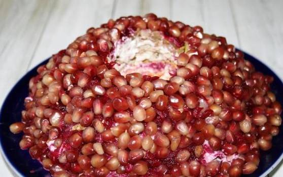 Салат «Гранатовый браслет» с курицей и грецкими орехами со свеклой