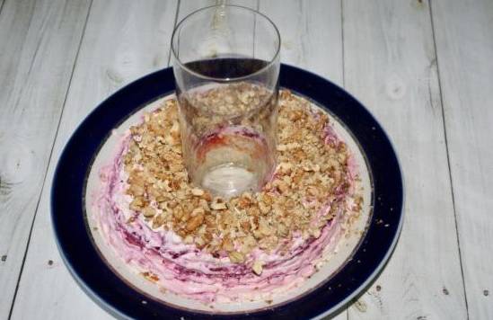 Салат «Гранатовый браслет» с курицей и грецкими орехами со свеклой