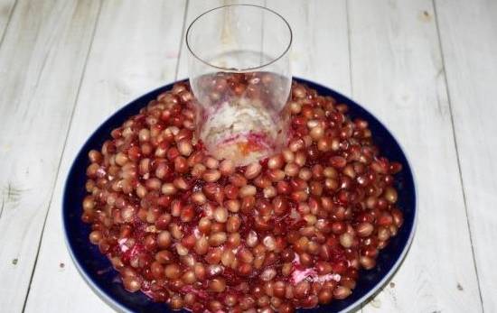Салат «Гранатовый браслет» с курицей и грецкими орехами со свеклой