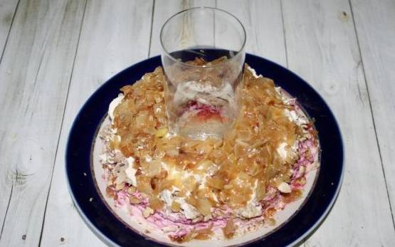 Салат «Гранатовый браслет» с курицей и грецкими орехами со свеклой