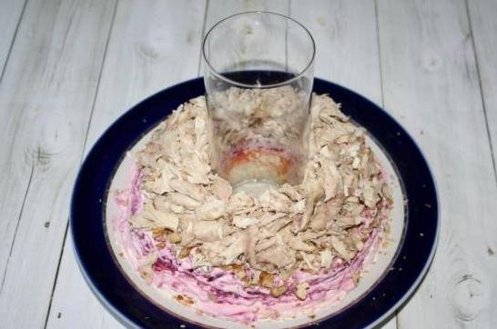 Салат «Гранатовый браслет» с курицей и грецкими орехами со свеклой