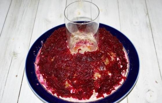 Салат «Гранатовый браслет» с курицей и грецкими орехами со свеклой