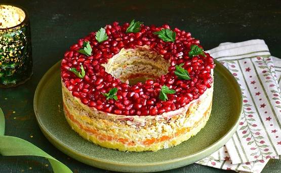 Салат «Гранатовый браслет» с курицей и грецкими орехами без свеклы