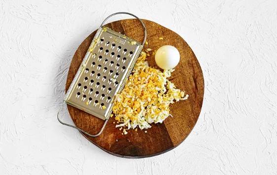 Салат «Гранатовый браслет» с курицей и грецкими орехами без свеклы