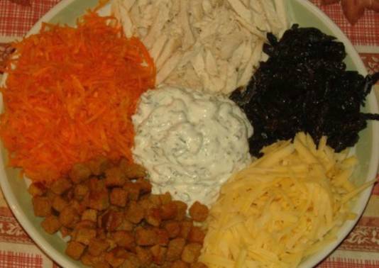 Салат горками на блюде с сухариками