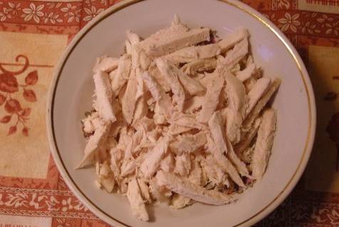 Салат горками на блюде с сухариками