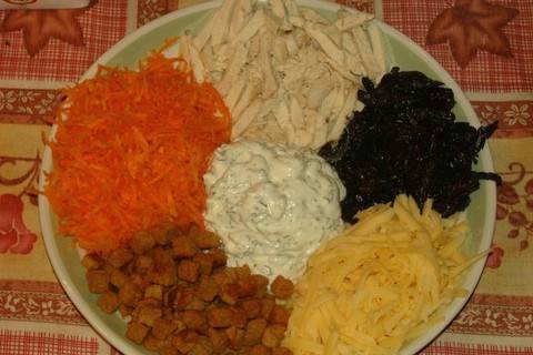 Салат горками на блюде с сухариками