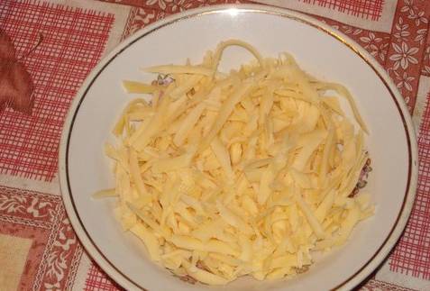 Салат горками на блюде с сухариками