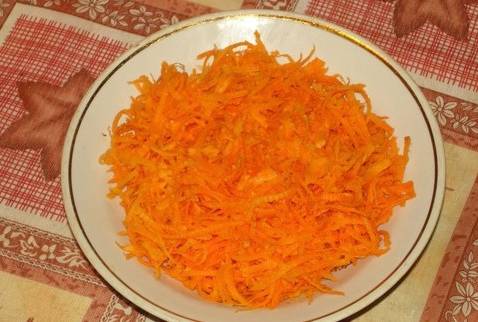 Салат горками на блюде с сухариками