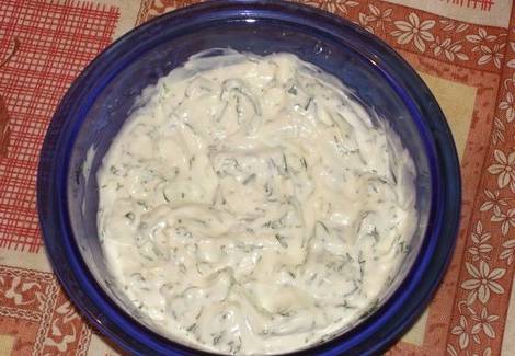 Салат горками на блюде с сухариками