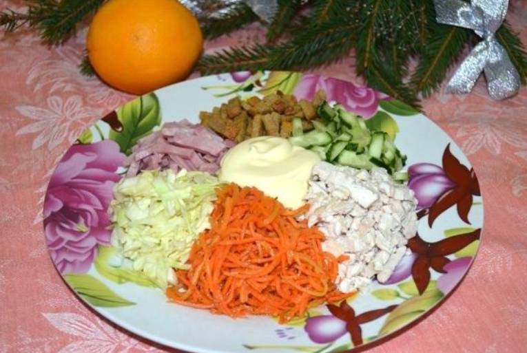 Салат горками на блюде с корейской морковью