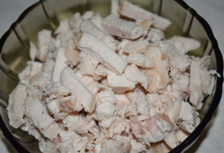 Салат горками на блюде с корейской морковью