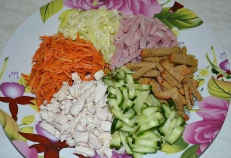 Салат горками на блюде с корейской морковью