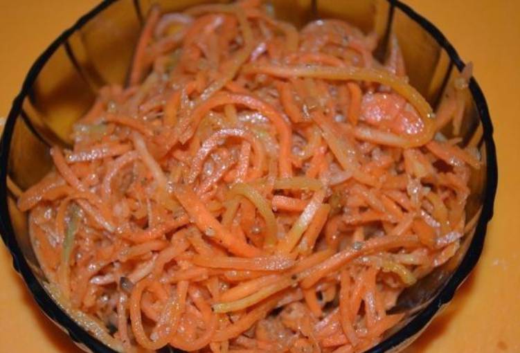 Салат горками на блюде с корейской морковью