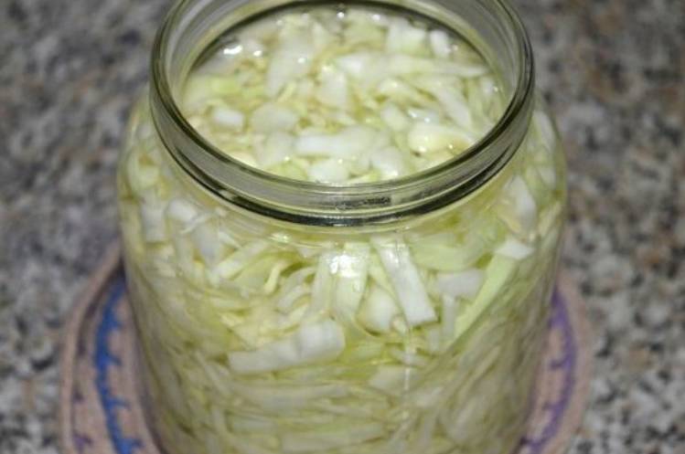 Салат горками на блюде с корейской морковью