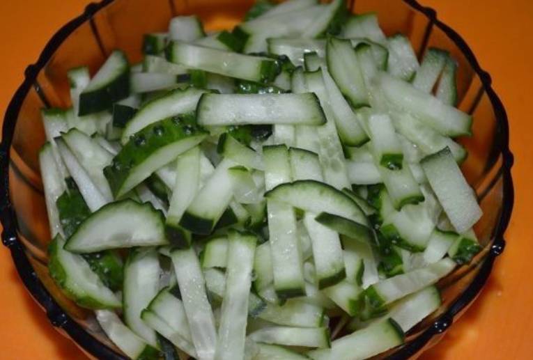 Салат горками на блюде с корейской морковью