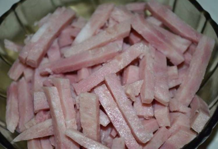 Салат горками на блюде с корейской морковью