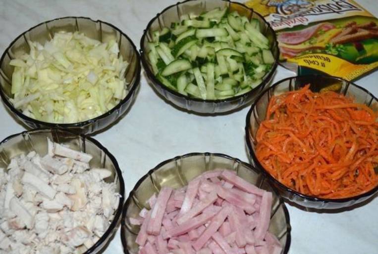 Салат горками на блюде с корейской морковью