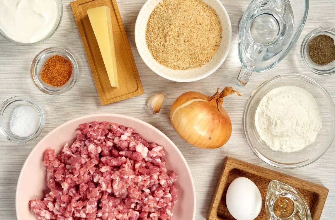 Биточки из фарша с подливкой в духовке
