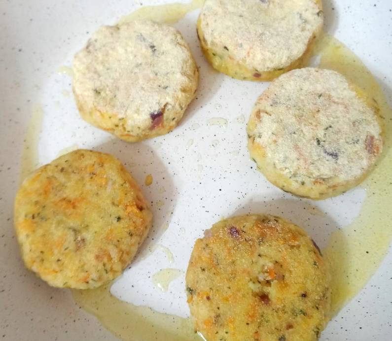 Биточки из пшенной каши на сковороде