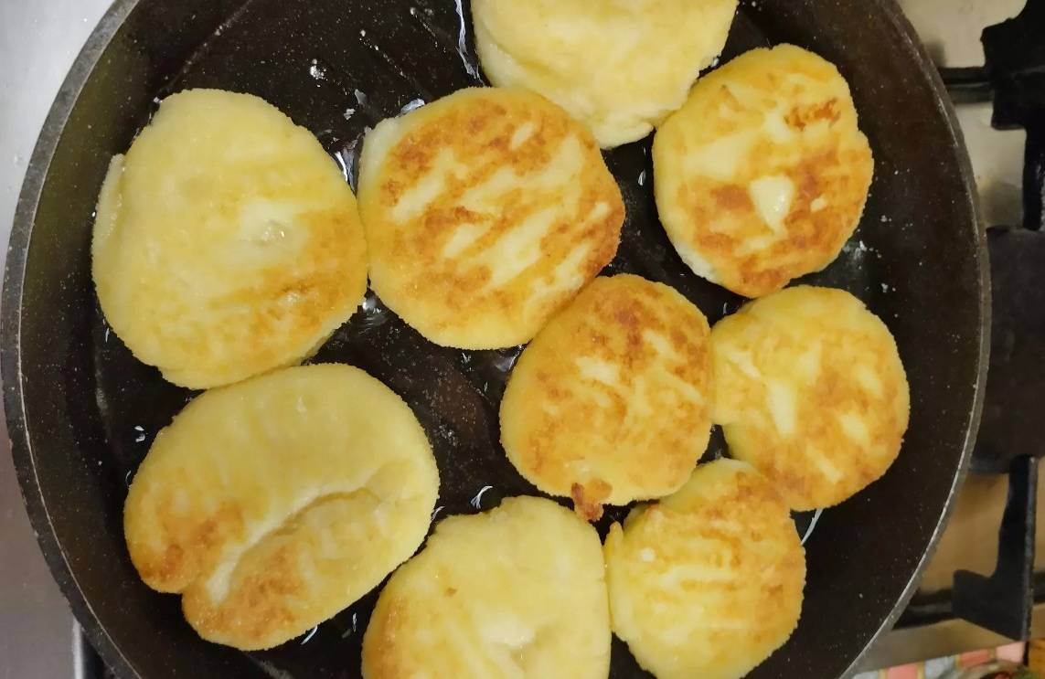 Манные биточки на сковороде