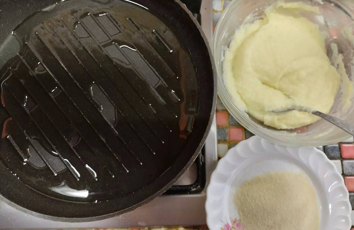 Манные биточки на сковороде