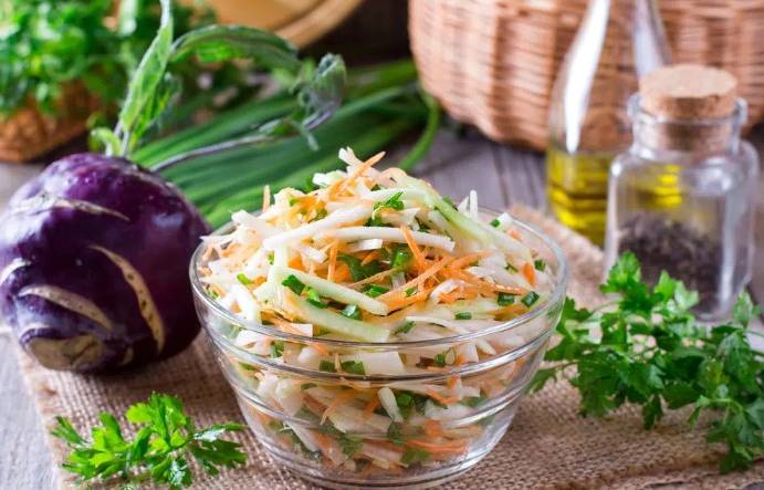 Салат из кольраби с морковью и огурцом