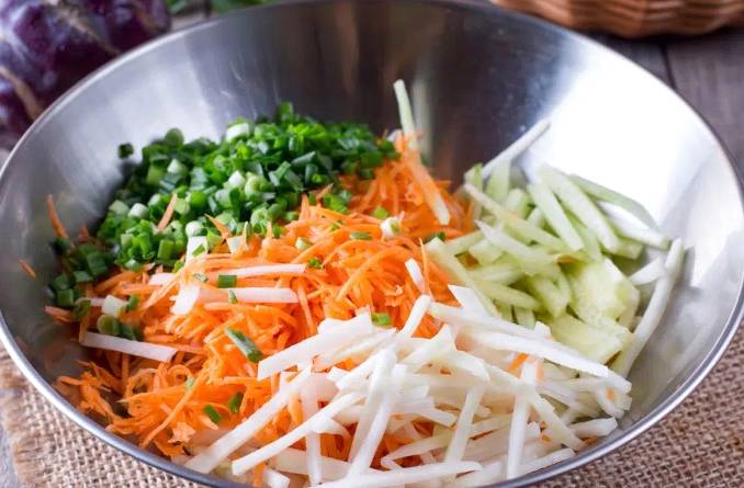 Салат из кольраби с морковью и огурцом