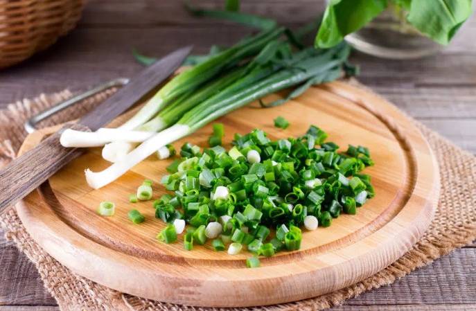 Салат из кольраби с морковью и огурцом