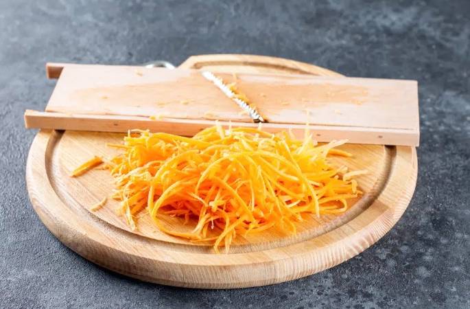 Салат из кольраби с морковью и огурцом