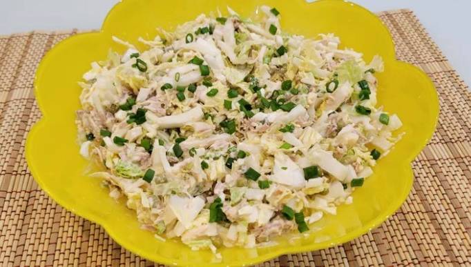 Салат из китайской капусты с тунцом консервированным