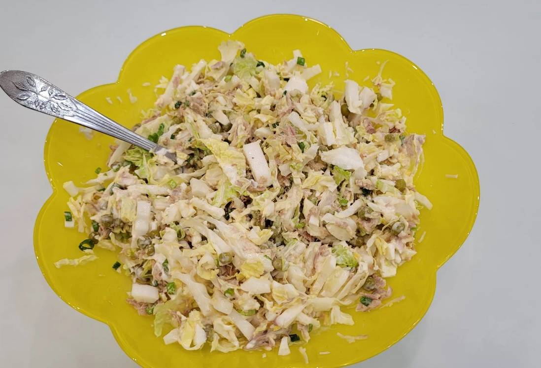 Салат из китайской капусты с тунцом консервированным