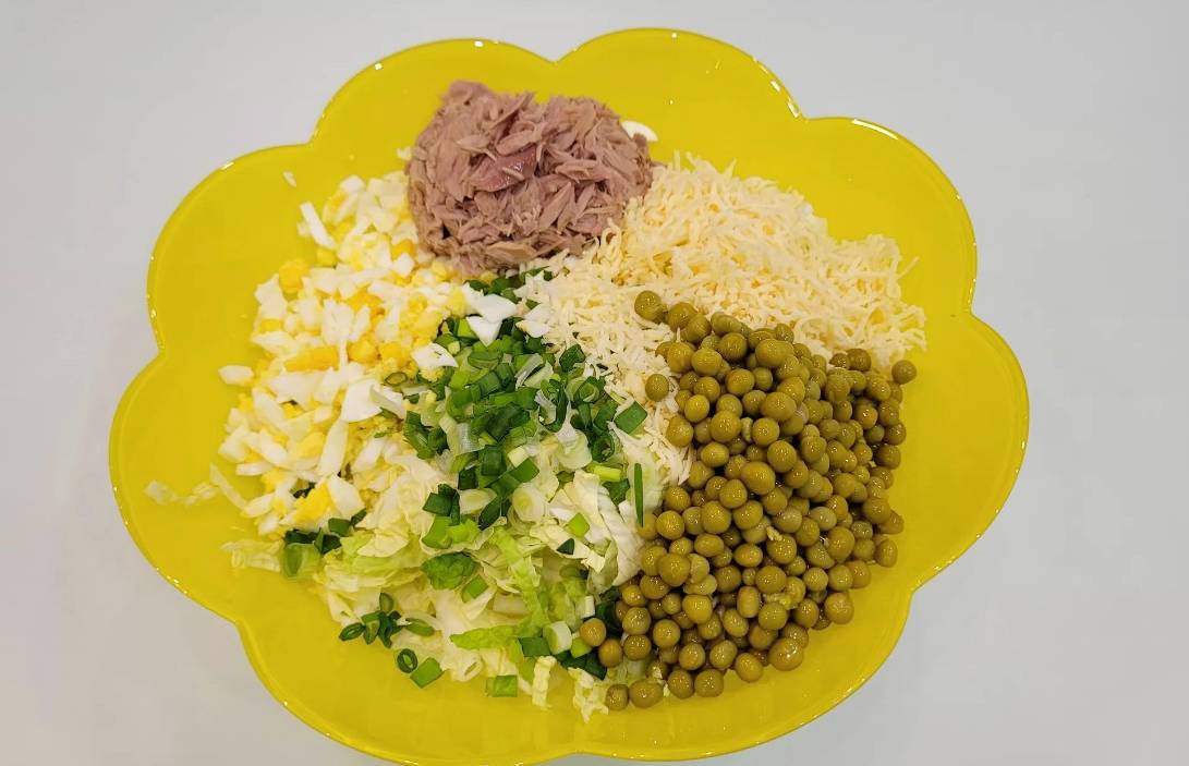 Салат из китайской капусты с тунцом консервированным