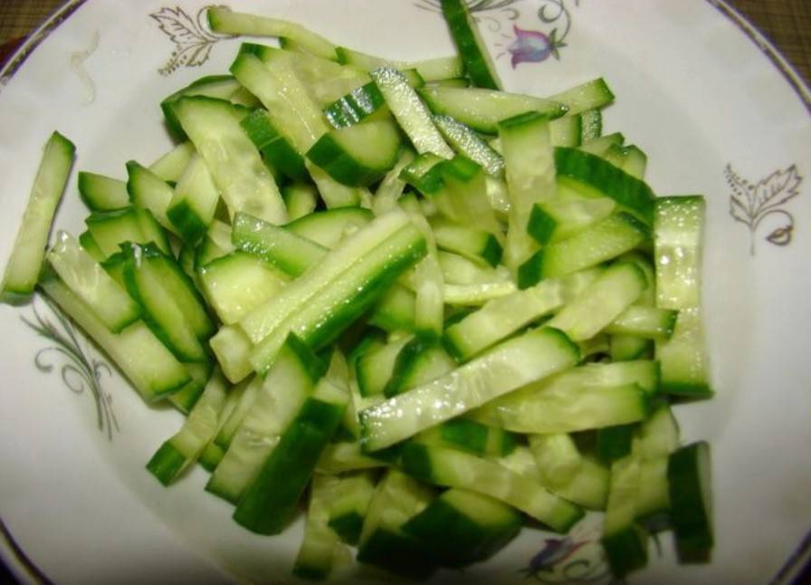 Салат из китайской капусты с огурцами и яйцом