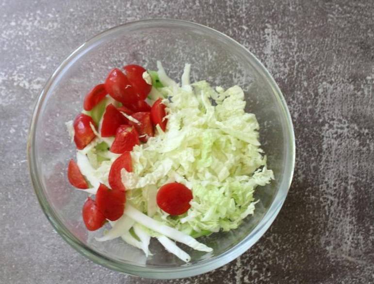 Салат из китайской капусты с огурцами и помидорами