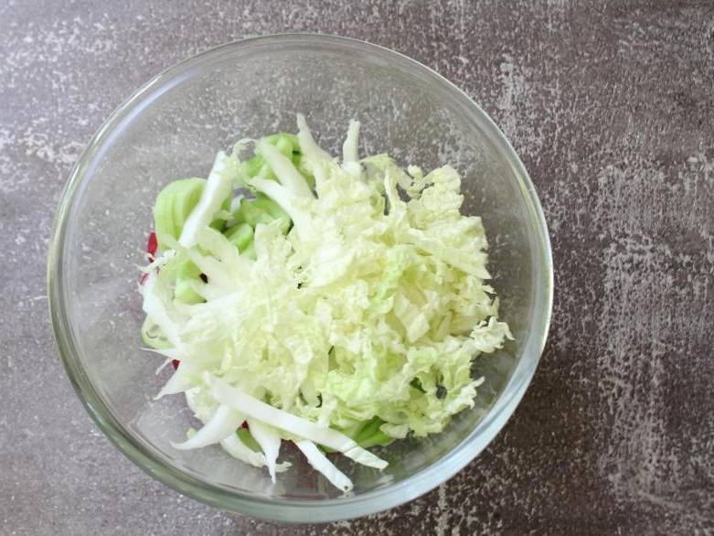 Салат из китайской капусты с огурцами и помидорами