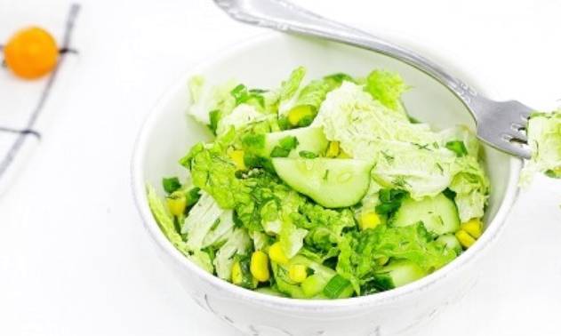 Салат из китайской капусты с огурцами и кукурузой