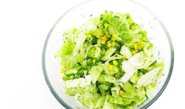 Салат из китайской капусты с огурцами и кукурузой