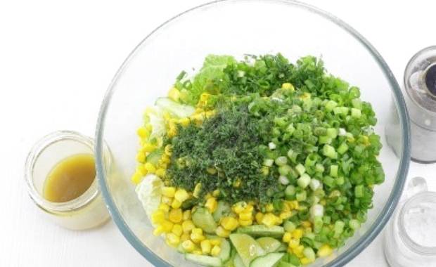 Салат из китайской капусты с огурцами и кукурузой