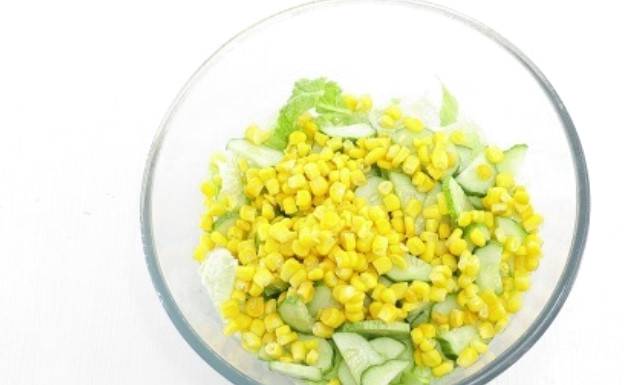 Салат из китайской капусты с огурцами и кукурузой