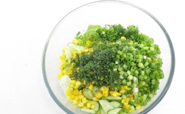 Салат из китайской капусты с огурцами и кукурузой
