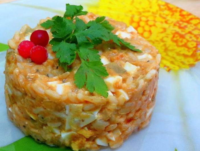 Салат из кильки в томатном соусе с рисом, яйцом и огурцом