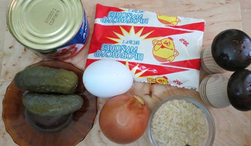 Салат из кильки в томатном соусе с рисом, яйцом и огурцом