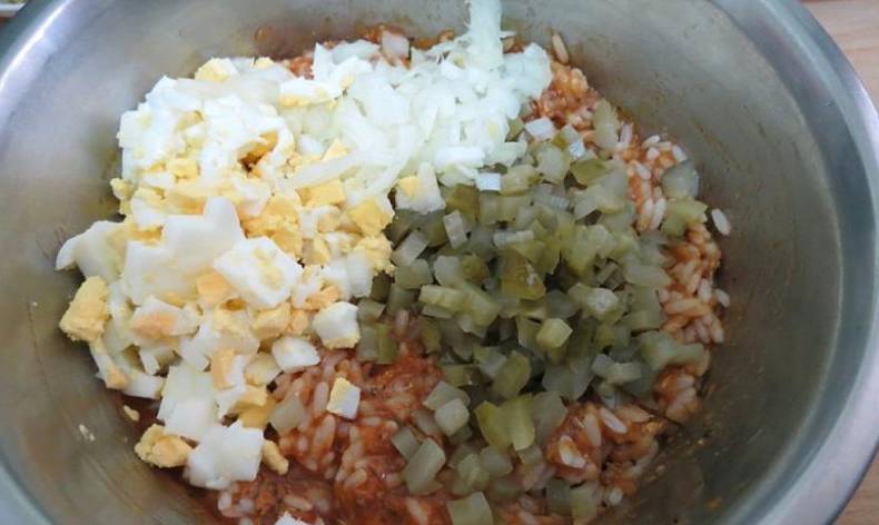 Салат из кильки в томатном соусе с рисом, яйцом и огурцом