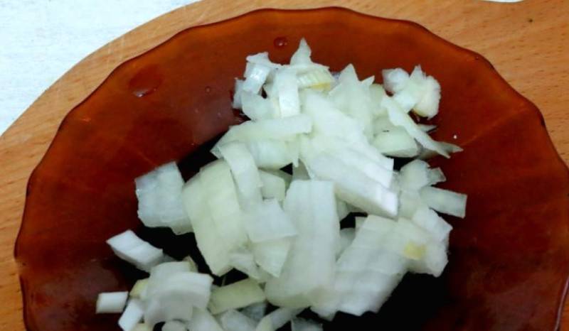 Салат из кильки в томатном соусе с рисом, яйцом и огурцом