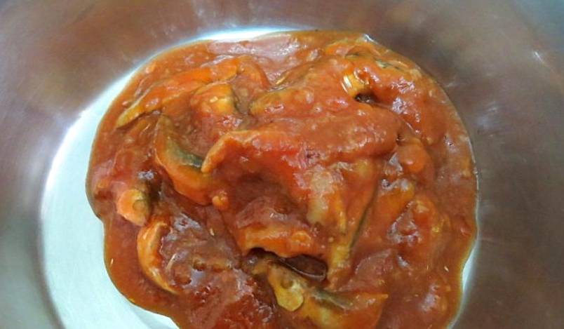 Салат из кильки в томатном соусе с рисом, яйцом и огурцом