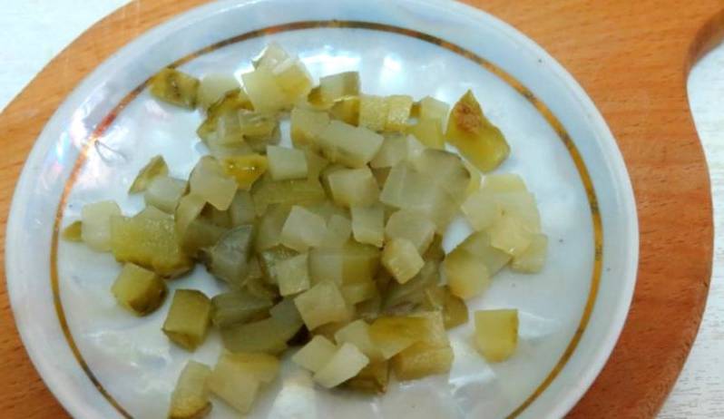 Салат из кильки в томатном соусе с рисом, яйцом и огурцом