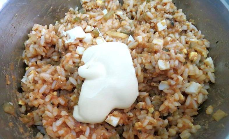 Салат из кильки в томатном соусе с рисом, яйцом и огурцом