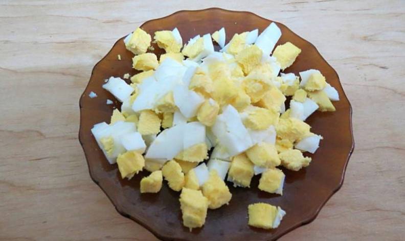 Салат из кильки в томатном соусе с рисом, яйцом и огурцом